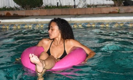 曲線美の女の子オンリーファンズ 無料セックス 写真