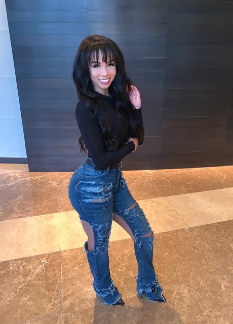 巨乳熟女オンリーファンズ 無料裸 画像