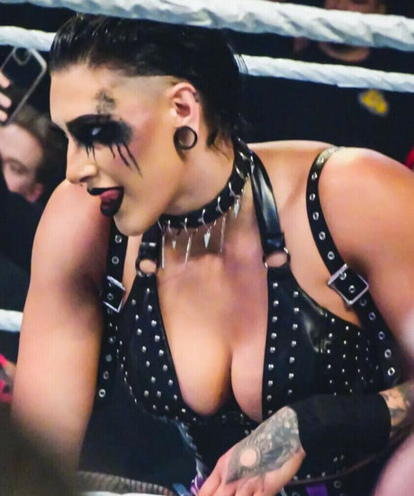 Rhea Ripley ホットモデル 写真