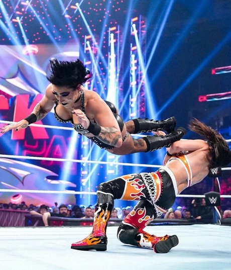 小さいチンポのシーメールオンリーファンズ 無料ポルノ 写真