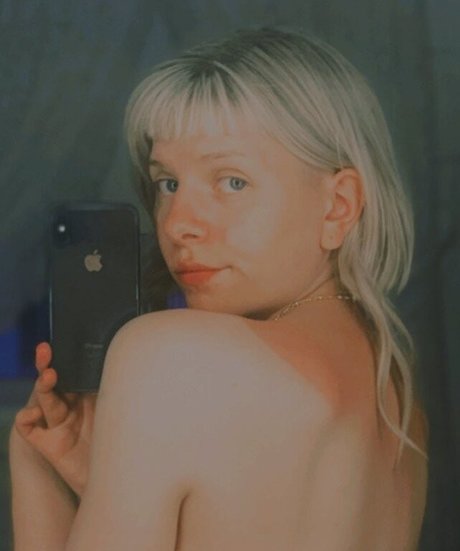 Aurora Aksnes ヌード女優 写真