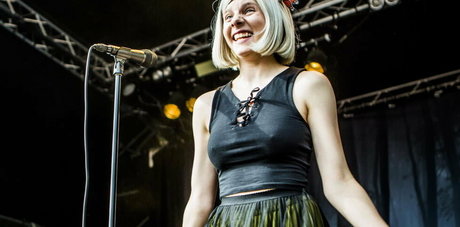 Aurora Aksnes ヌードモデル 写真