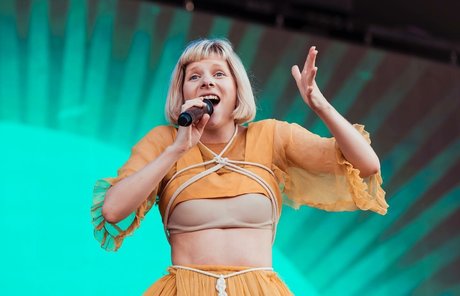 Aurora Aksnes ポルノスター ホット 写真