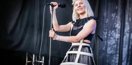 Aurora Aksnes セックス女優 ギャラリー