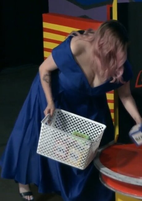 Alluux ヌード女優 ギャラリー