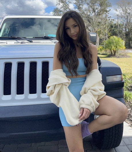 巨乳ストリップオンリーファンズ えろ 写真