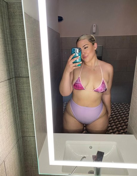 パンツを食い込ませるオンリーファンズ アートヌード 画像