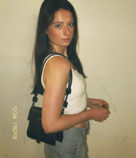 ヨガインストラクターオンリーファンズ ヌード 写真