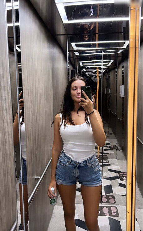 アウトドア 熟女 オンリーファンズ トップ 画像