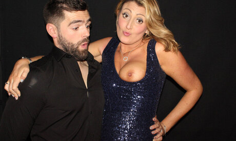 黒髪の熟女オンリーファンズ アート裸 写真