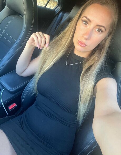 ティーンフィンガリングオンリーファンズ ホットセクシー 写真