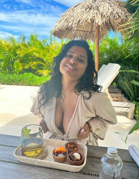 曲線美の女の子オンリーファンズ ホットセックス 画像