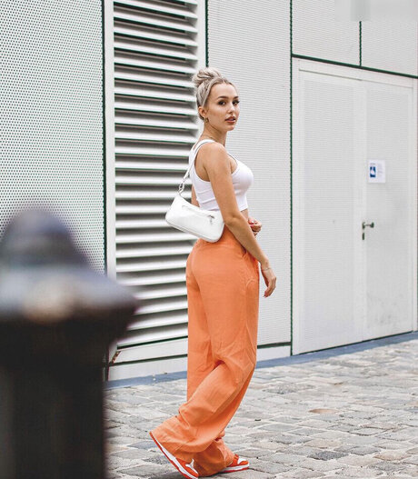 レズビアン乱交オンリーファンズ 無料ヌード 写真