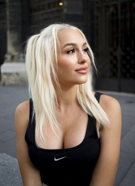 セクシーなブルネットのオンリーファンズ トップ 写真