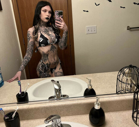 Tyniquewebster 裸のモデル 写真