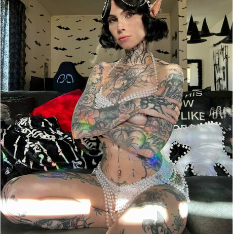 Tyniquewebster 裸のスター ギャラリー