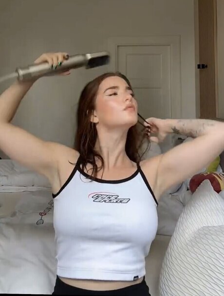 Julia Schulze 裸モデル 写真