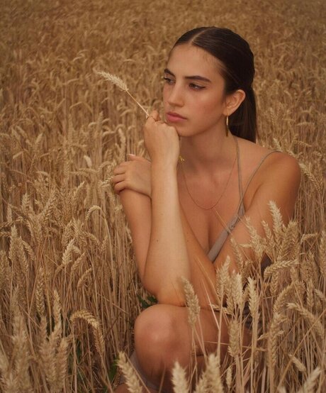 バン・オンリーファンズ ヌード 写真