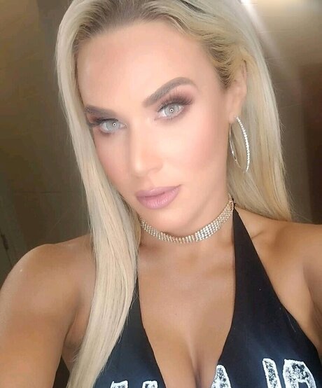 曲線美の熟女オンリーファンズ トップ 画像