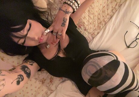 小柄な妻オンリーファンズ セクシーヌード 写真