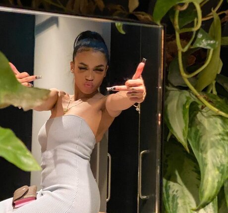 トランス熟女オンリーファンズ 裸 画像