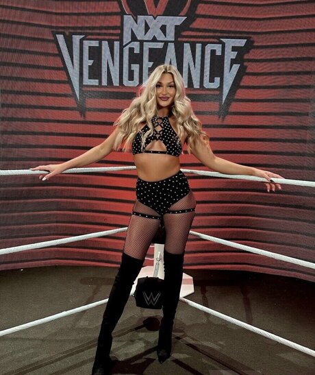 Izzi Dame アートモデル 写真