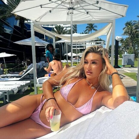 Izzi Dame トップ女優 写真