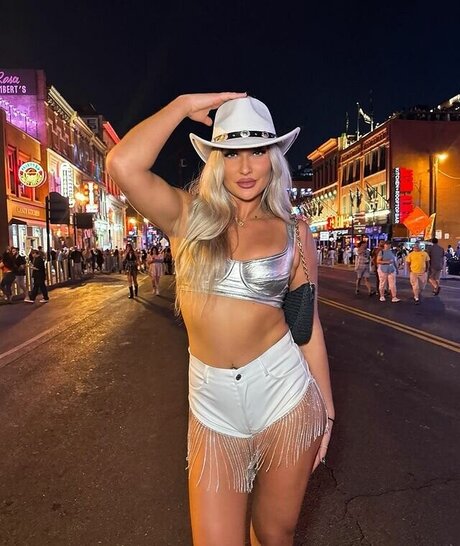 Izzi Dame 最高の女優 写真