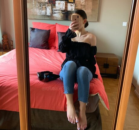 adriana feetgirl ポルノ女優 写真