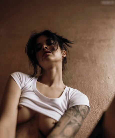 かわいいブロンドのオンリーファンズ アート裸 ギャラリー