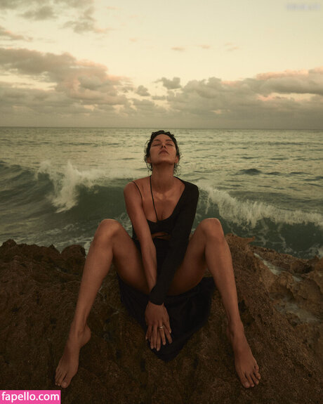 ティーンランジェリーオンリーファンズ 美しい 写真