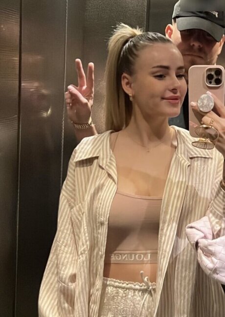 ティーンフィンガリングオンリーファンズ えろた 写真