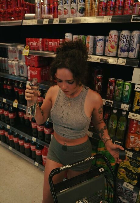 小さなおっぱいオンリーファンズ ヌード ギャラリー