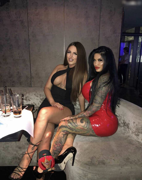 ドミナトリックスオンリーファンズ セクシー裸 写真