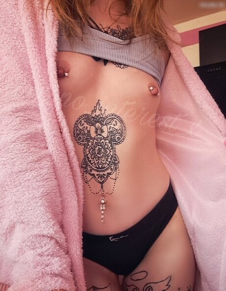 デカ尻ティーンオンリーファンズ アート裸 写真