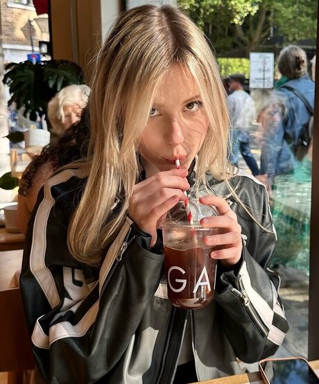 デカ尻ティーンオンリーファンズ ヌード 写真