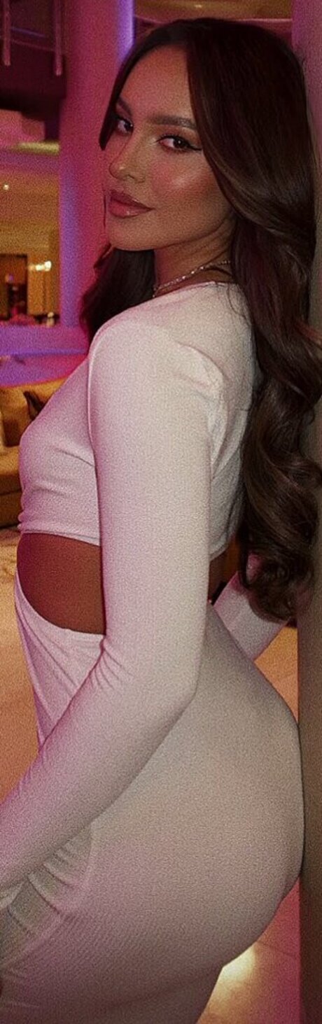 オイルを塗った巨乳オンリーファンズ ポルノ ギャラリー