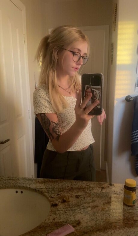 うつ伏せ骨オンリーファンズ ホット裸 写真