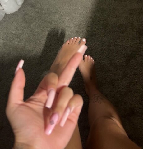 カムフィートオンリーファンズ 無料セクシー ギャラリー