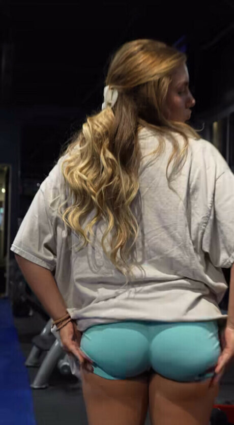 金髪の筋肉オンリーファンズ ホットセックス 写真