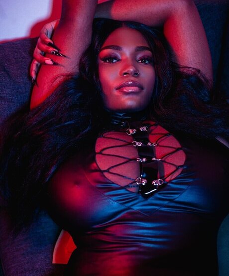 Mirriam Amber 裸のポルノスター 画像