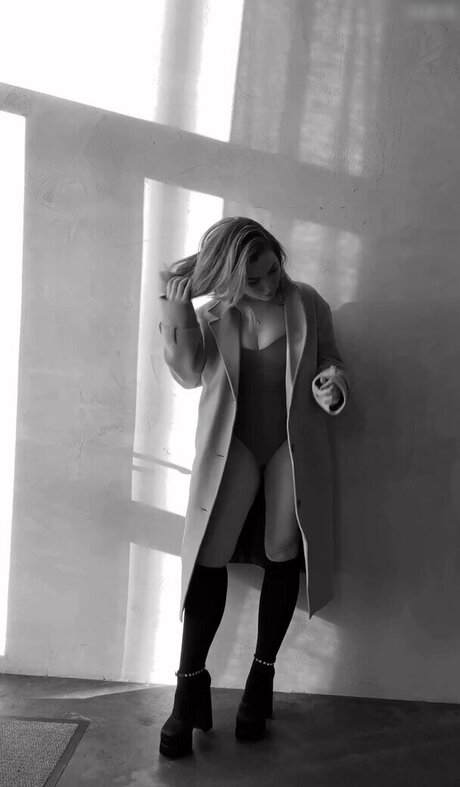 黒檀の熟女オンリーファンズ ヌード 画像