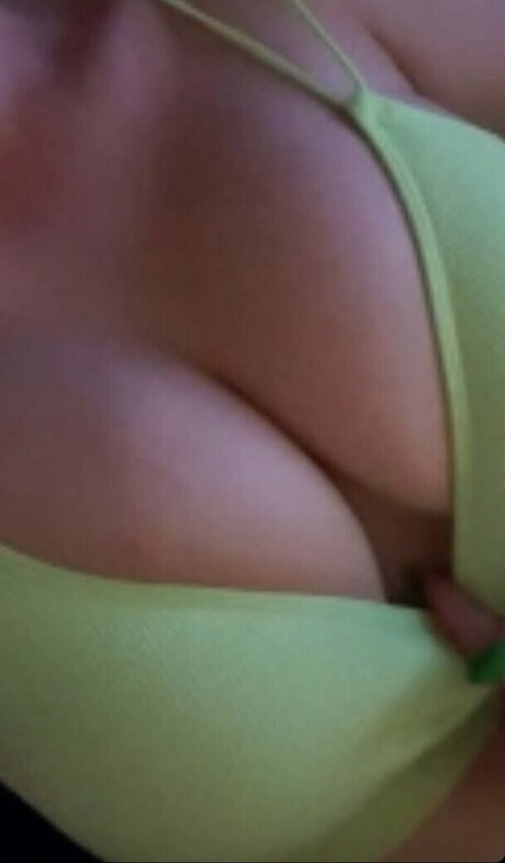 巨乳ストリップオンリーファンズ エロ 画像