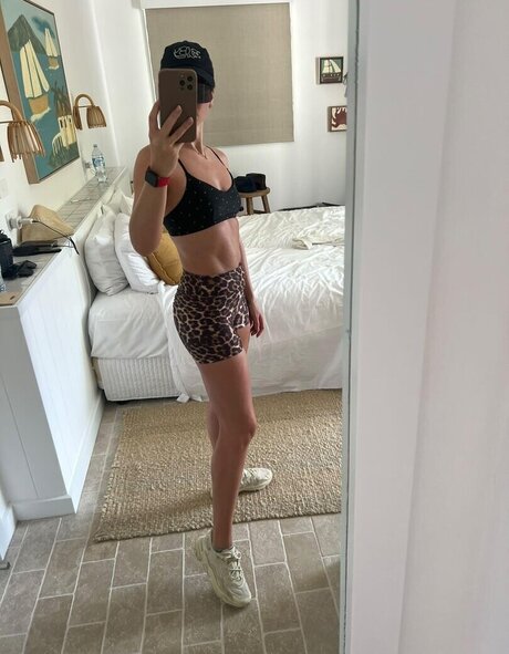 スキニーモデルオンリーファンズ ベスト 写真