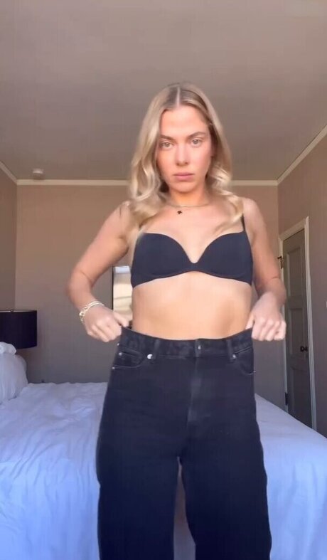 ティックトックスター オンリーファンズ 美しい裸 画像