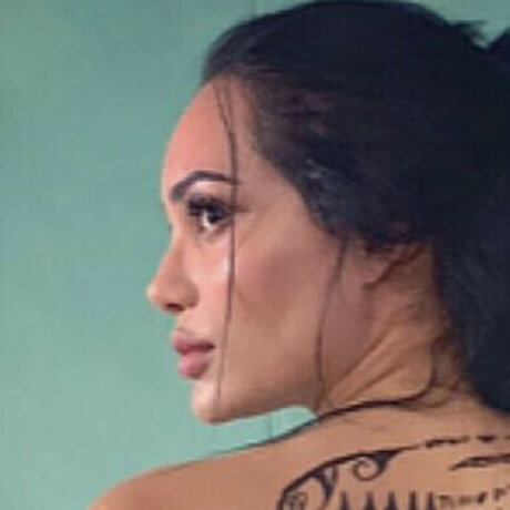 Andrea Valdiri かわいいスター 写真