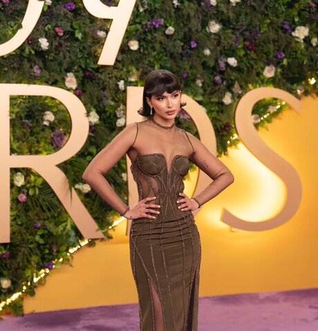 Azza Slimene エロティックモデル 写真