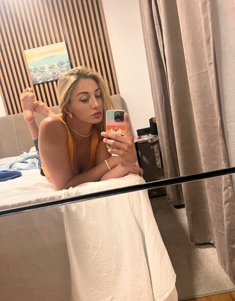 Katarina Trehub 裸のスター ギャラリー