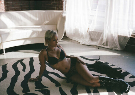 Honnete Bas ポルノモデル 写真