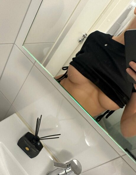 乳首 オンリーファンズ えろた 画像